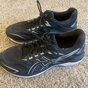 ASICS men’s size 9. Only worn once!
